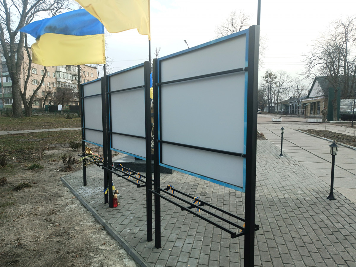 Меморіальний стенд «Герої війни» на металевому каркасі просто неба (21-19020)