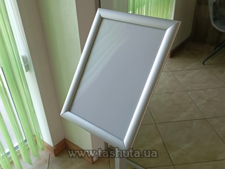 Podłogowy stojak informacyjny pochylony A4 (210x297mm)