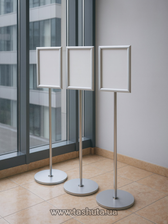 Рекламно-информационная стойка с кликсистемой А4, хром