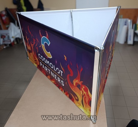 Podwieszany ekspozytor reklamowy (trójkąt), 2x1 m