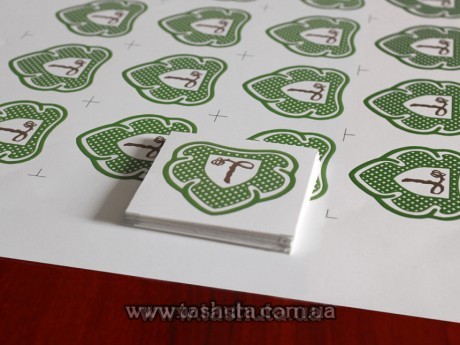 Druk naklejek na folii odblaskowej z cięciem kształtowym