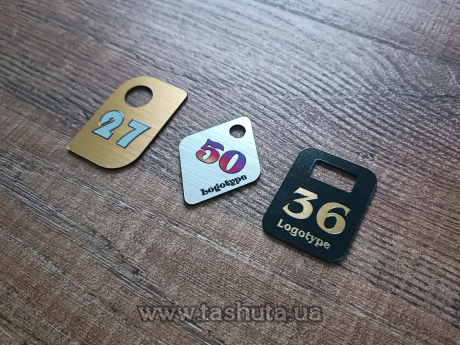 Номерок пластиковый в гардероб 60х75 мм, односторонний