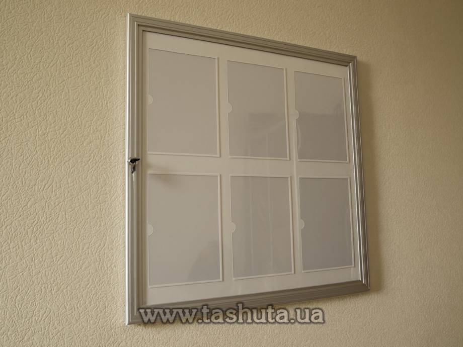 Wall-Mounted Lockable Display Case with Doors, 420x600mm
