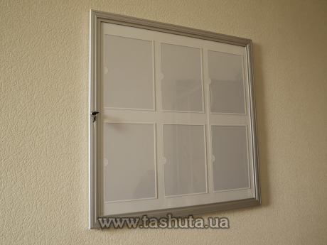 Стенд-витрина с дверцами и замком настенная, 600х900 мм