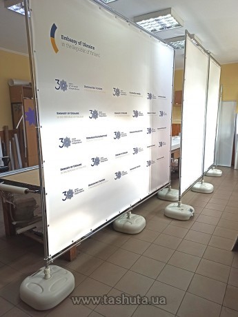 Бренд волл (Brand wall) с подставкой для наполнения водой 2,5х4 м, люверса