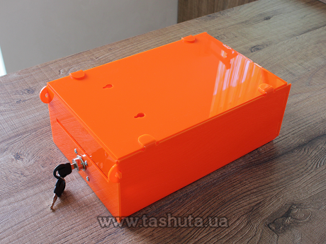 Скринька з кольорового оргскла для збору коштів, пропозицій із замком 190х300х105 мм
