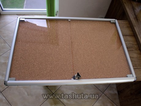 Tablica informacyjna z drzwiczkami i zamkiem, 800x1200 mm