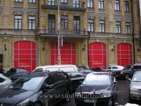 Oklejanie okien (witryn) folią, aplikacja, tło +1 warstwa