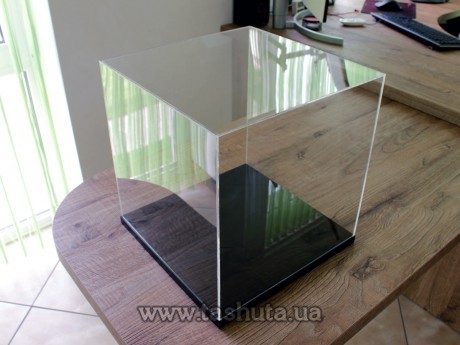 Klosz ochronny na drewnianej podstawie 200x200x200