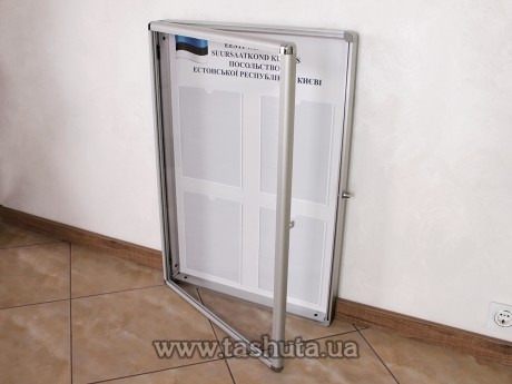 Gabloty informacyjne ze szkłem i zamkiem, 420x600 mm