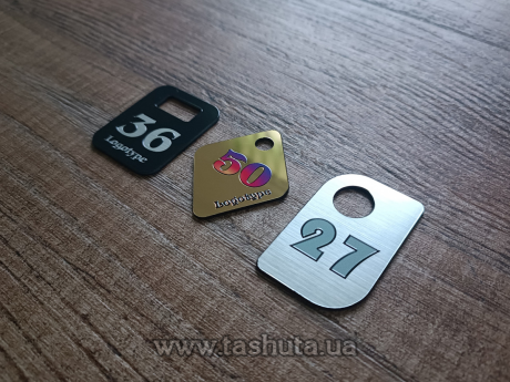 Номерок пластиковый в гардероб 35х65 мм, двухсторонний