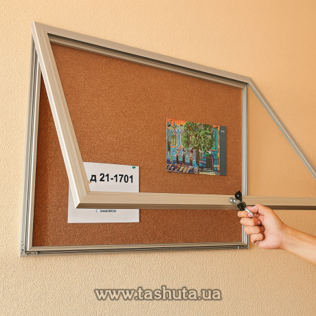 Стенд-витрина с дверцами и замком настенная, 700х1000 мм