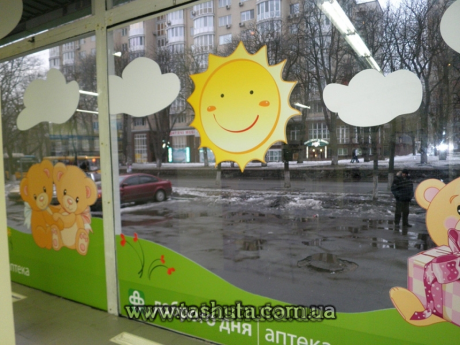 Оформлення вітрин і вікон магазину повнокольоровим друком дзеркально
