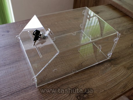 Skrzynka akcyjna - skrzynka charytatywna na kołkach z zamkiem 310x470x200 mm