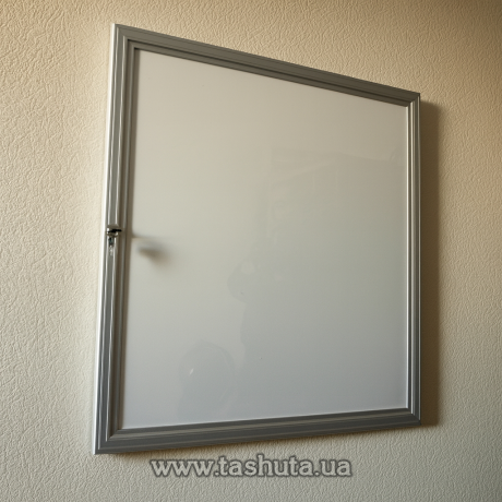 Стенд-витрина с дверцами и замком настенная, 1000х1200 мм