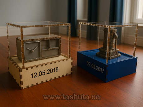 Прозора колба 10х10х10см на шипах із підставкою