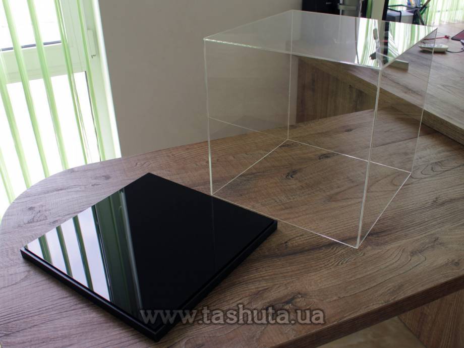 Protective Cover on Wooden Base 400x400x400