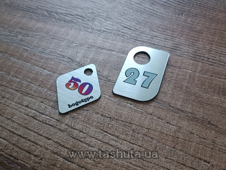 Номерок из двухслойного пластика 30х50 мм, двухсторонний