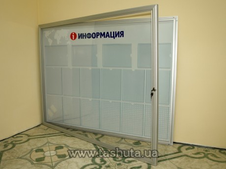 Gablota naścienna z drzwiczkami i zamkiem, 600x800 mm