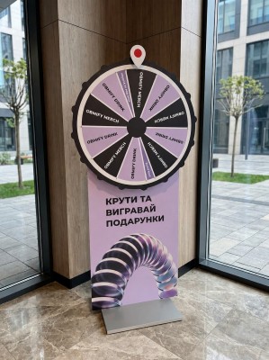 Колесо фортуны на стойке с фирменным брендингом, диаметр колеса 800мм