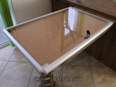 Tablica informacyjna z drzwiczkami i zamkiem, 700x1000 mm