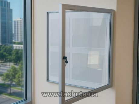 Стенд-витрина с дверцами и замком настенная, 1000х1200 мм