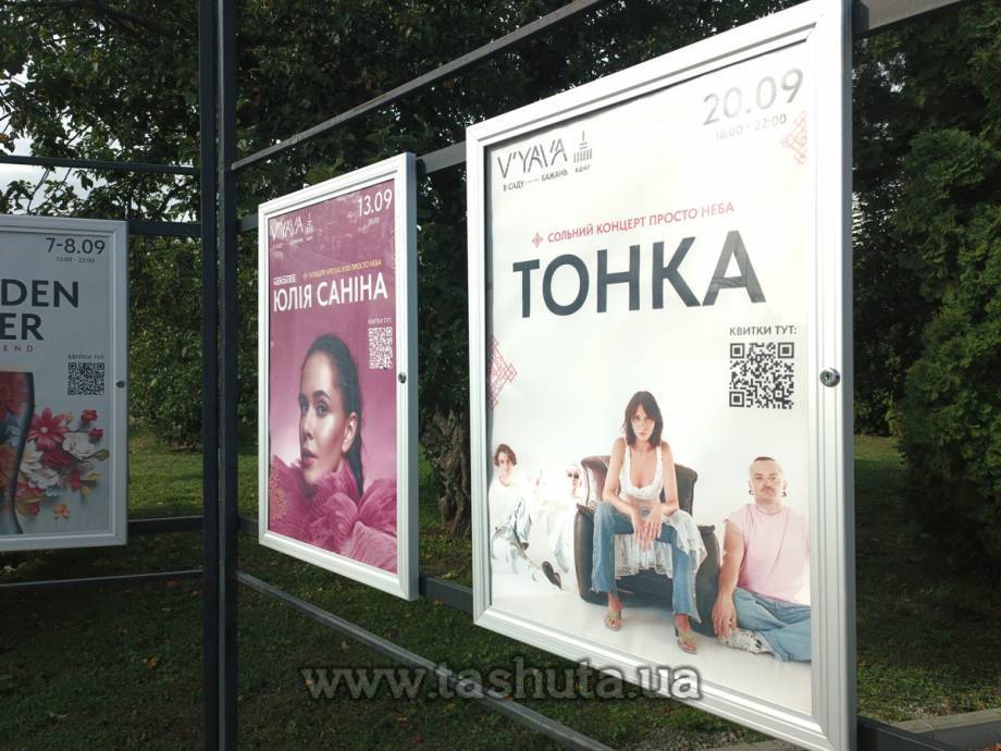 Wall-Mounted Lockable Display Case with Doors, 420x600mm