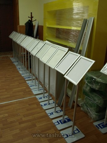 Podłogowy stojak informacyjny pochylony A4 (210x297mm)