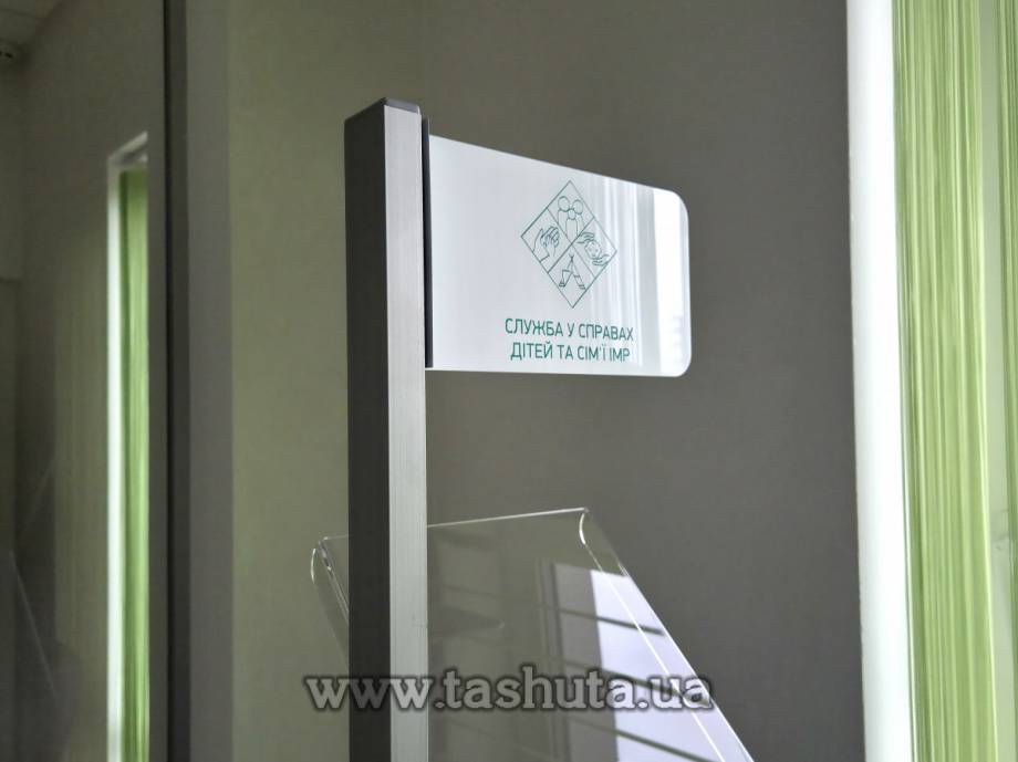 "Zigzag" Literature Stand with 6 A4 Pockets and Logo Header