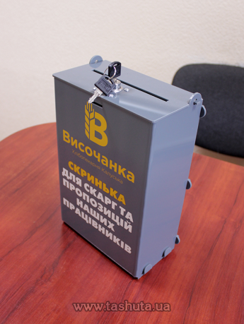 Ящик из цветного акрила для сбора денег, для жалоб и предложений с замком 390х560х250 мм