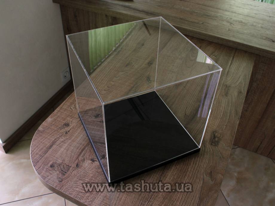 Protective Cover on Wooden Base 200x200x200