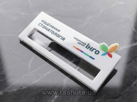 Бейджик акриловый с наклейкой  фигурный,  70х35 мм