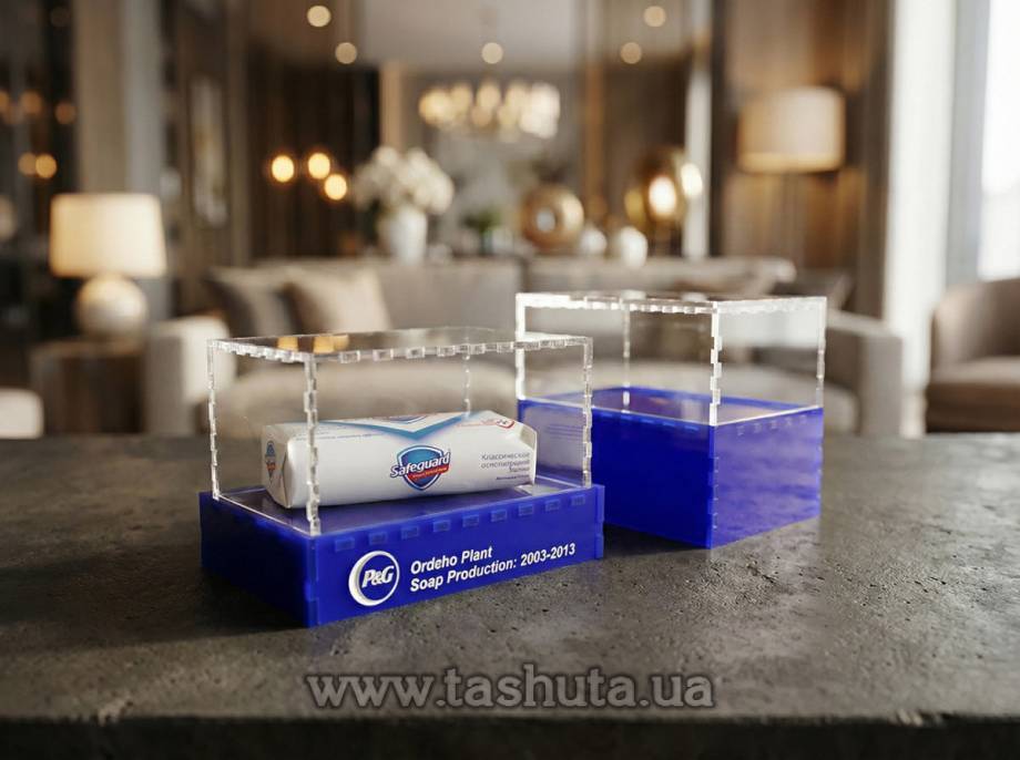 Clear Cover 15x15x15cm with Studs and Stand