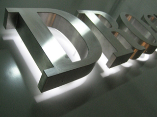 Производство букв из нержавейки с подсветкой
