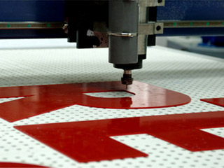 Порезка акрила для изготовления букві