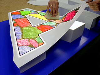 Нанесение пленки на лицевую часть буквы